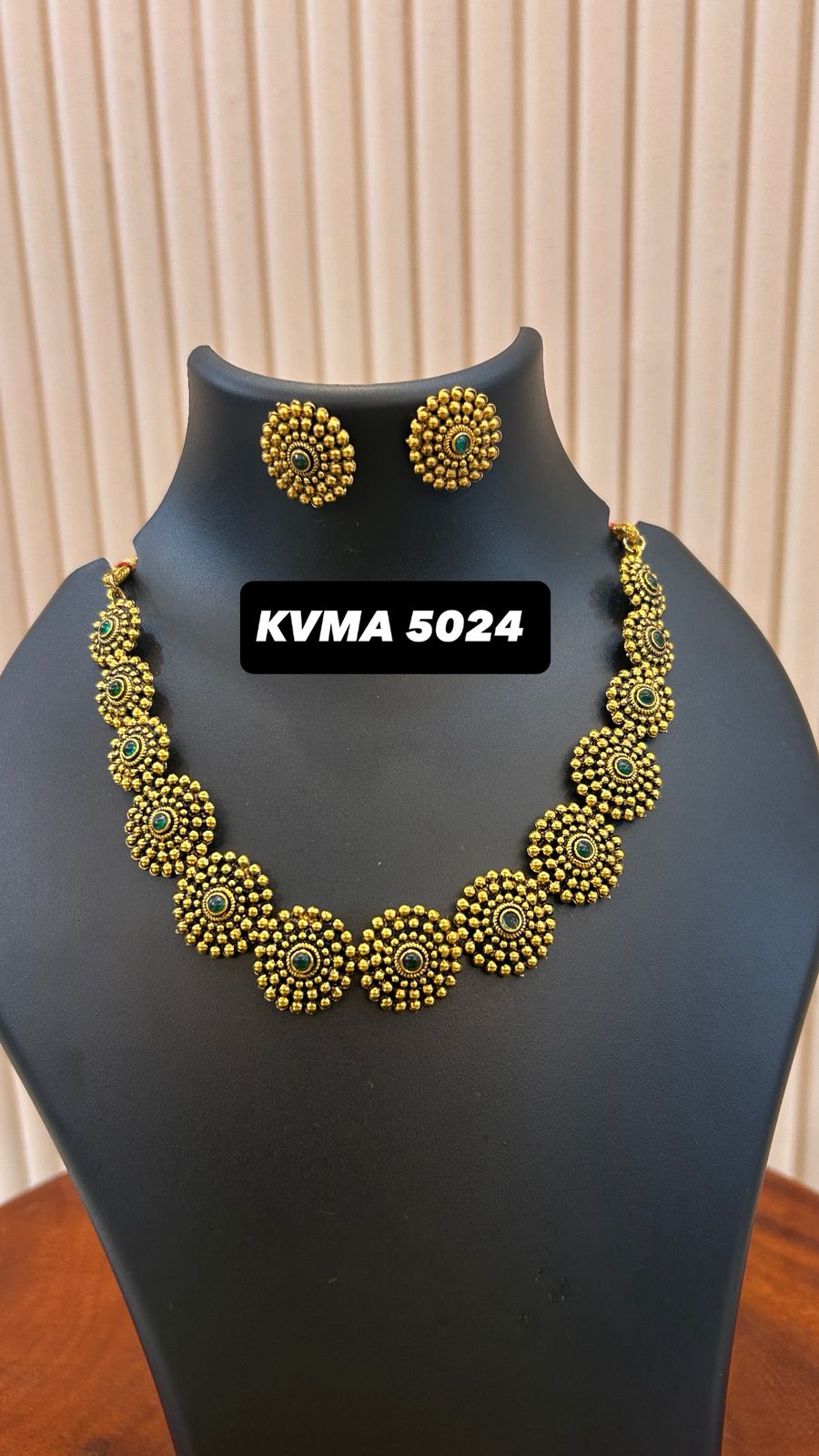 Saras stone necklace