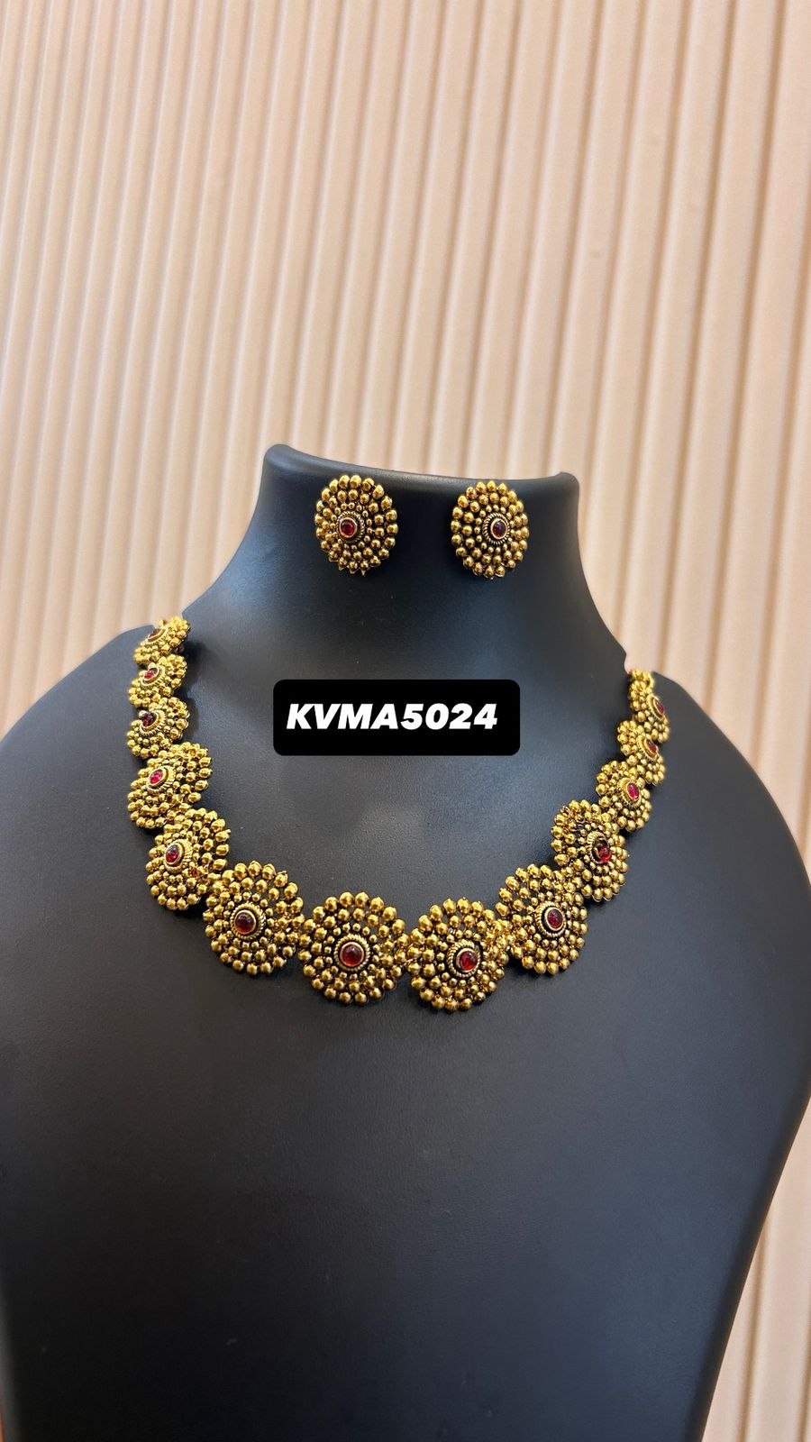 Saras stone necklace