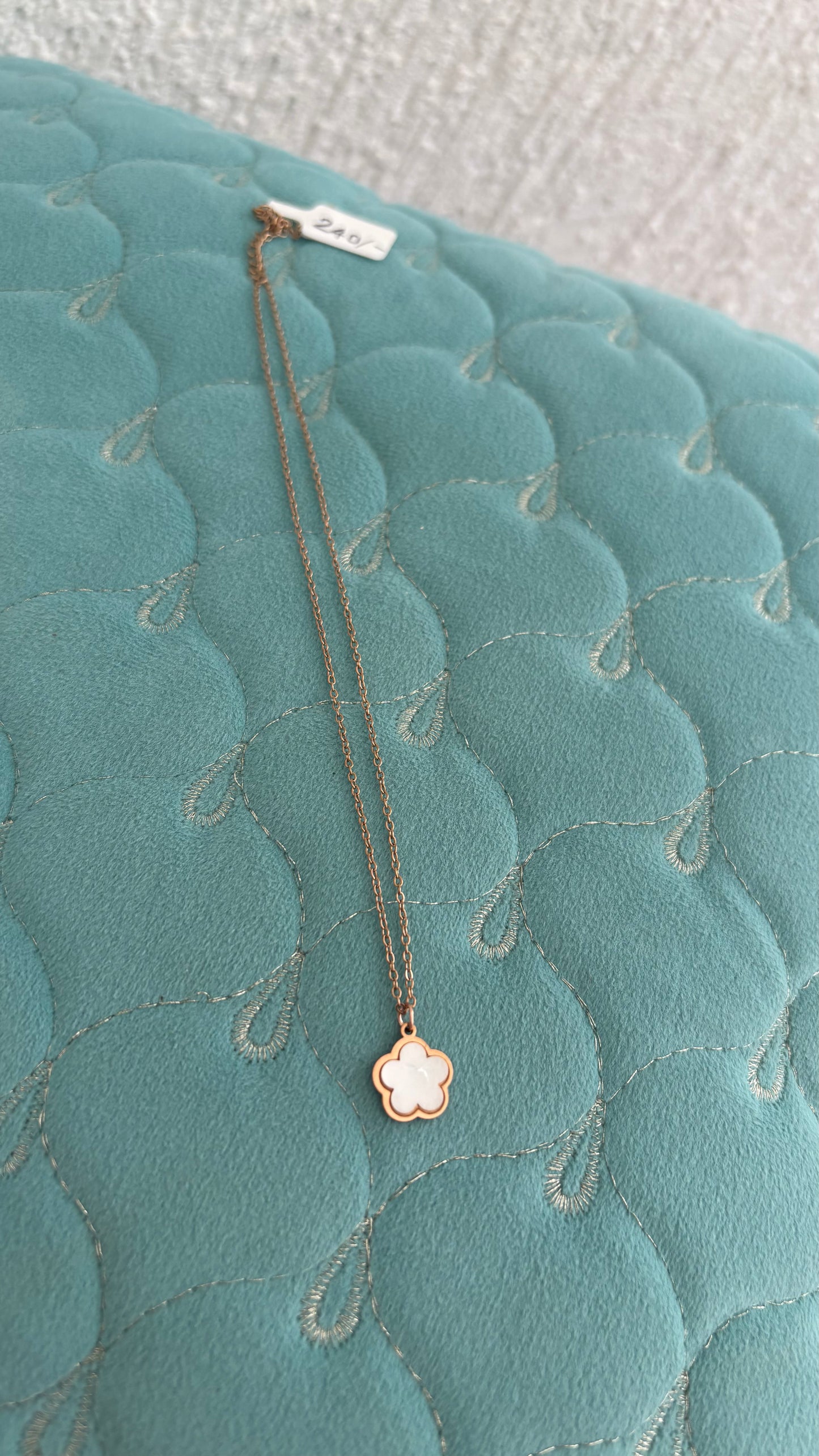 Reversible B &W clover chain