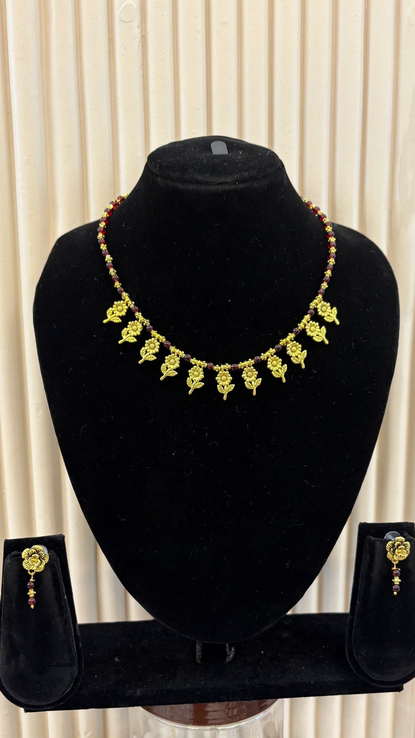 Meroon Floral motif necklace