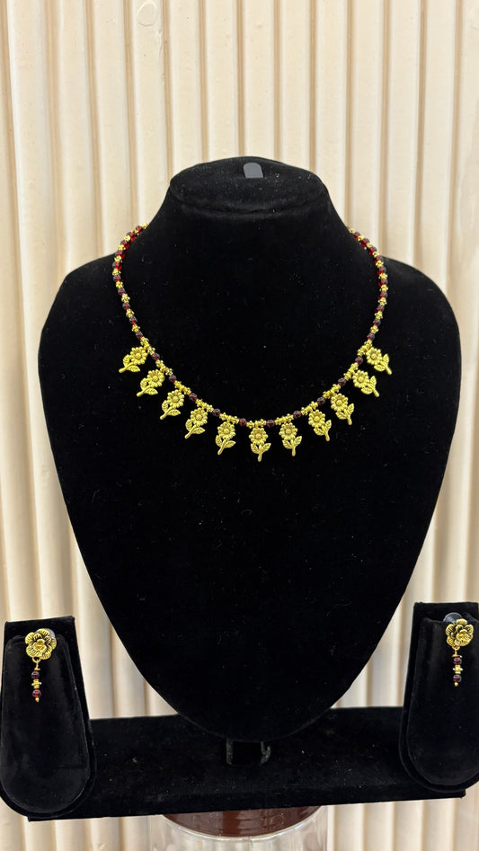 Meroon Floral motif necklace
