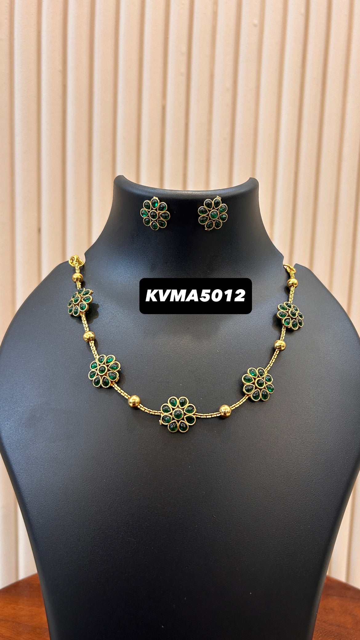 Flower necklace spaced