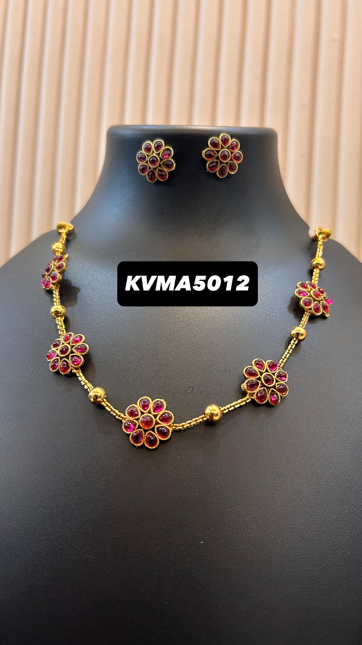 Flower necklace spaced