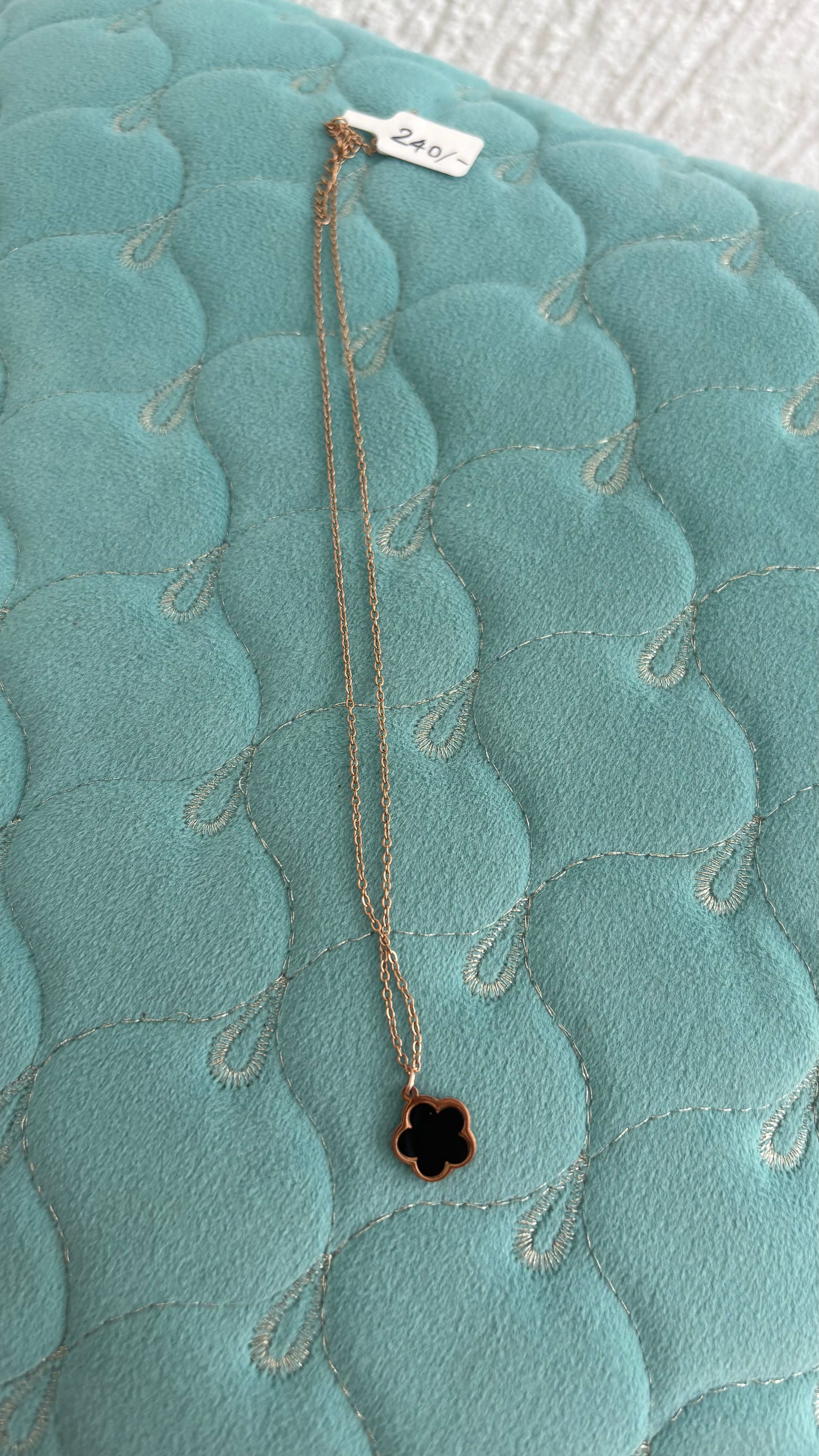 Reversible B &W clover chain