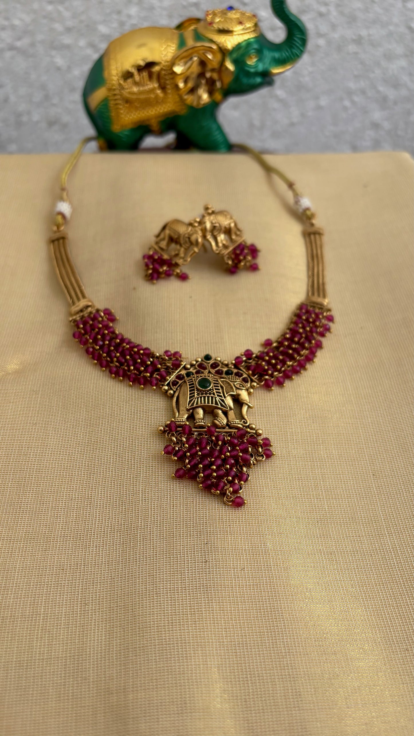 Premium central elephant necklace