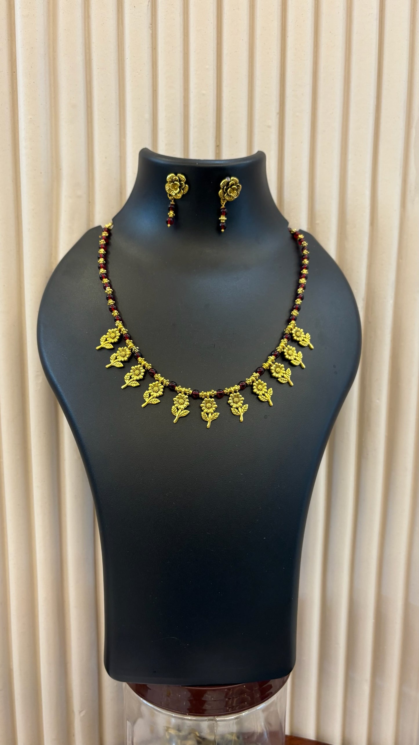 Meroon Floral motif necklace