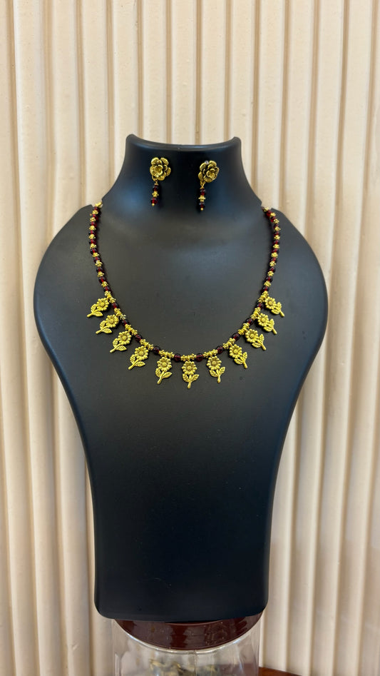 Meroon Floral motif necklace