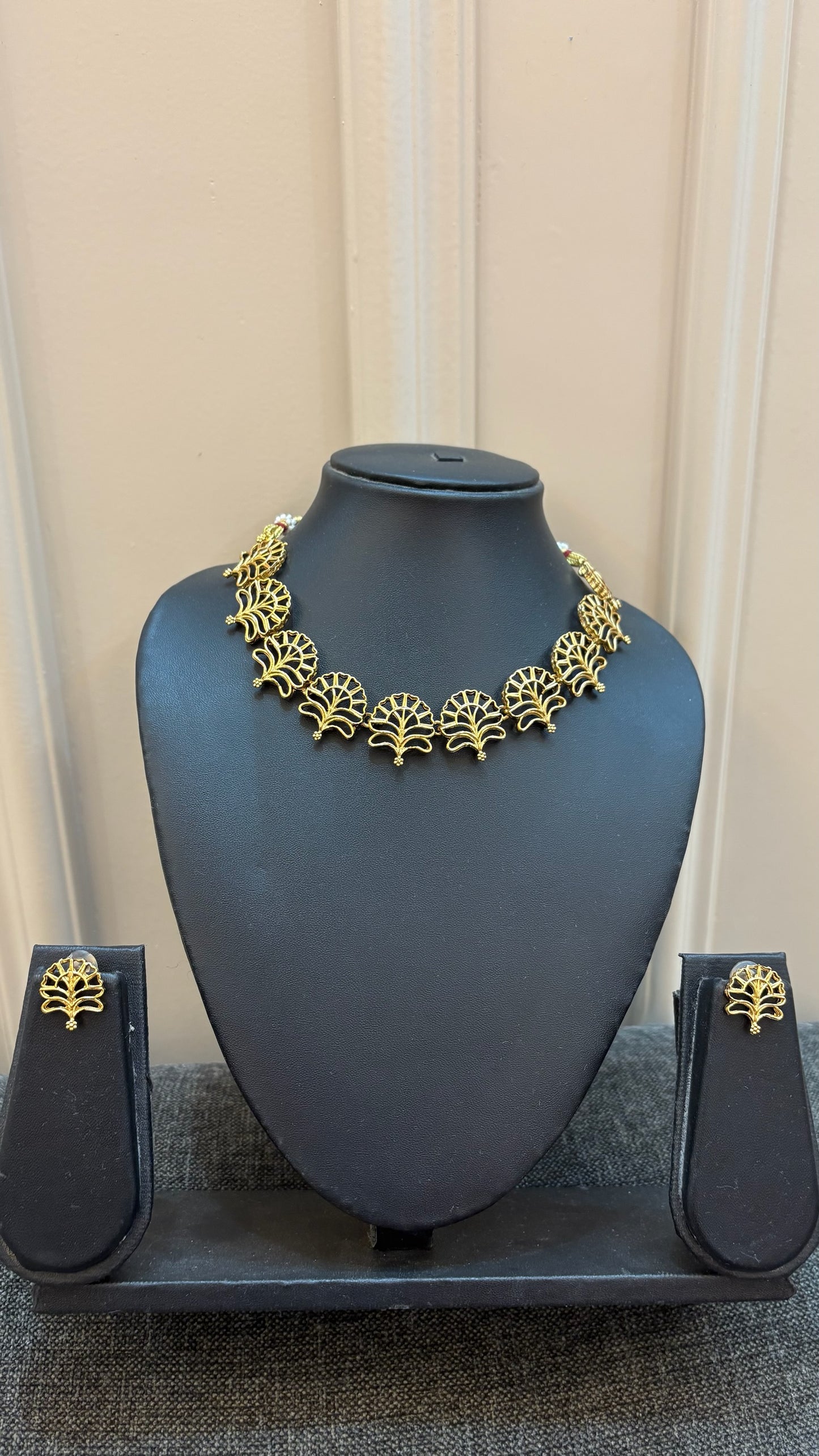 Leaf pattern necklace