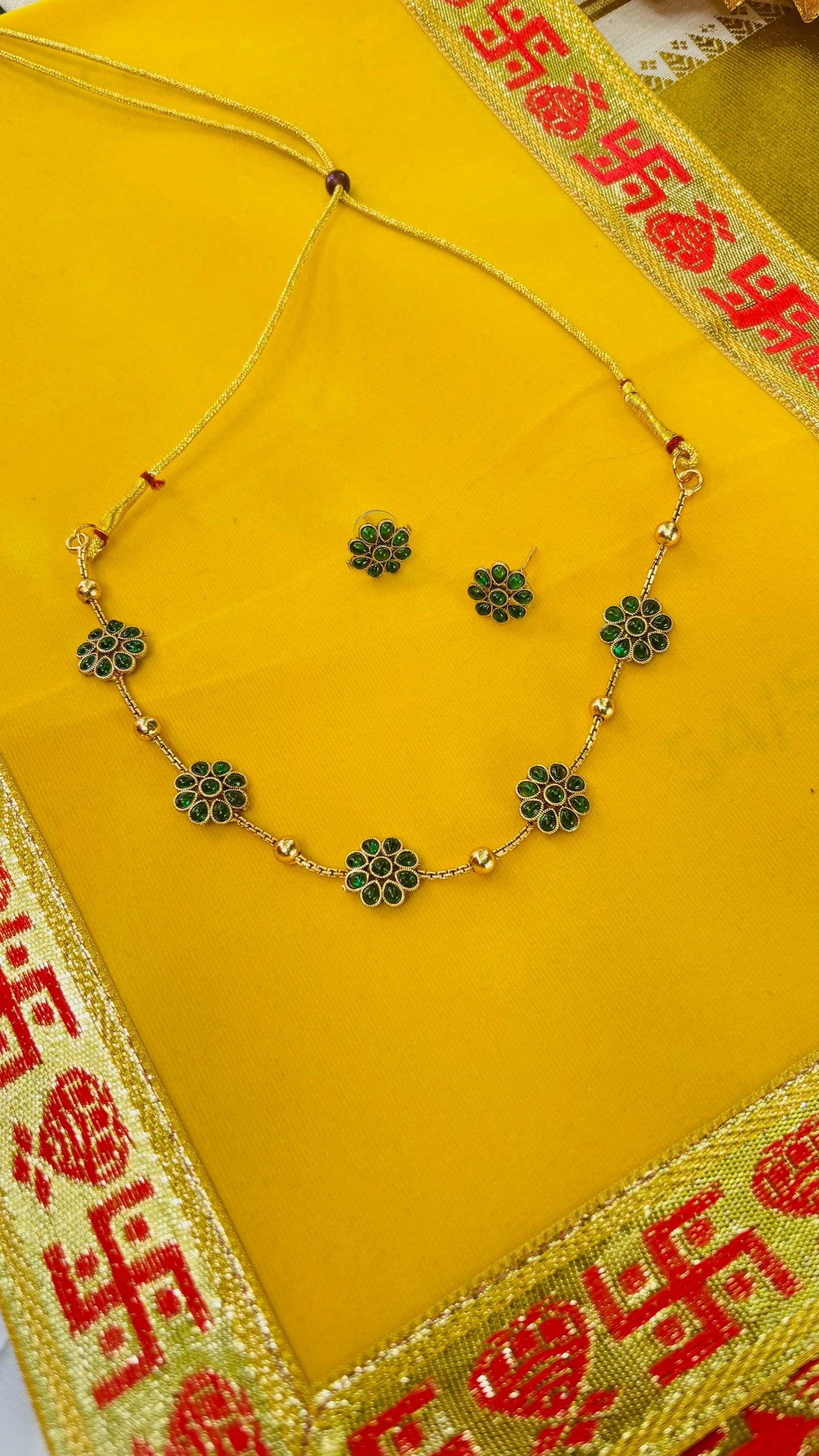 Flower necklace spaced